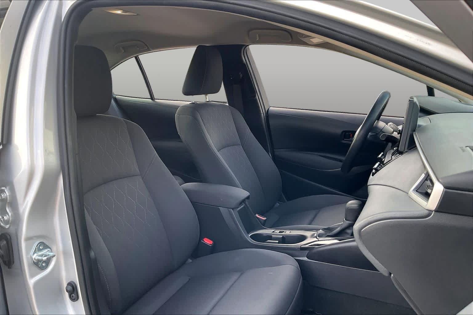 Used 2025 Toyota Corolla LE FWD image 9