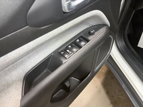 Used 2024 Jeep Compass Latitude image 23