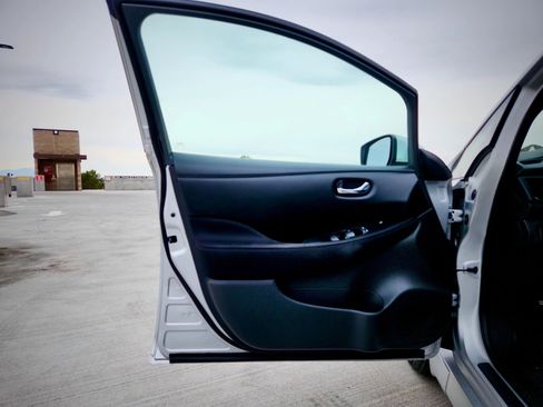 Used 2018 Nissan Leaf SV image 18