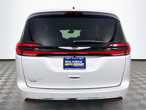 New 2026 Chrysler Pacifica Select image 5