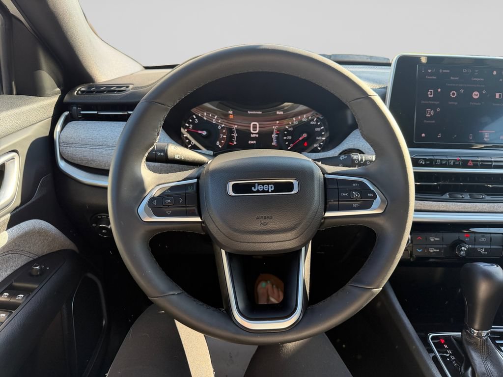 Used 2025 Jeep Compass Latitude AWD/4WD image 13