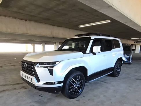 Used 2024 Lexus GX 550 w/ Accessory Package (31) AWD/4WD image 3