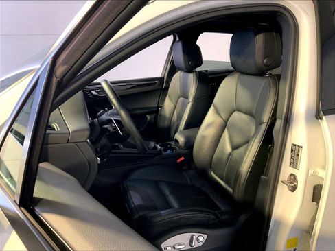 Certified 2023 Porsche Macan AWD/4WD image 5
