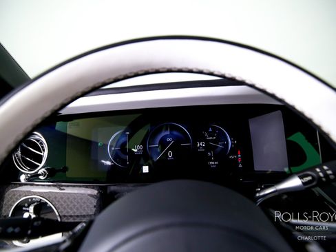 Used 2025 Rolls-Royce Cullinan Black Badge image 14