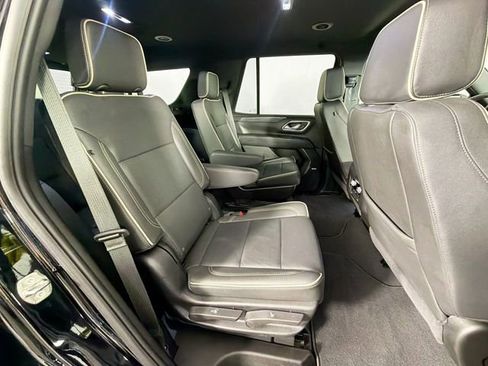 Used 2024 GMC Yukon SLT w/ SLT Luxury Package image 32