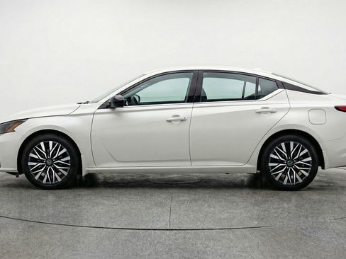 Used 2025 Nissan Altima 2.5 SV image 5