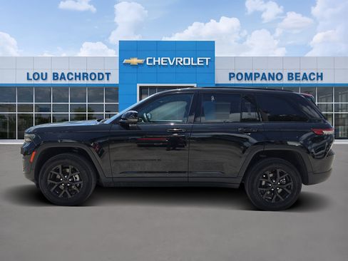 Used 2024 Jeep Grand Cherokee Altitude image 4