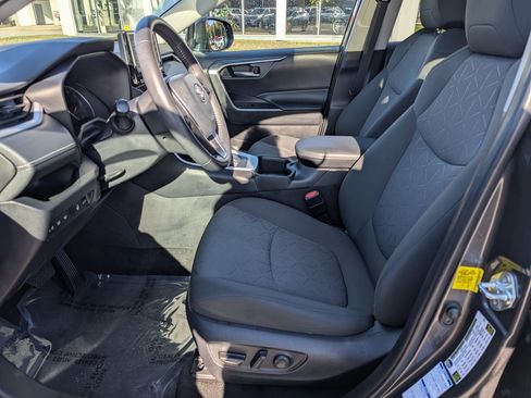 Used 2022 Toyota RAV4 XLE image 17