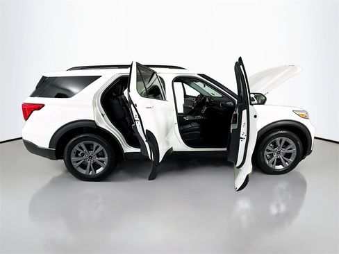 Used 2022 Ford Explorer XLT w/ Equipment Group 202A image 31