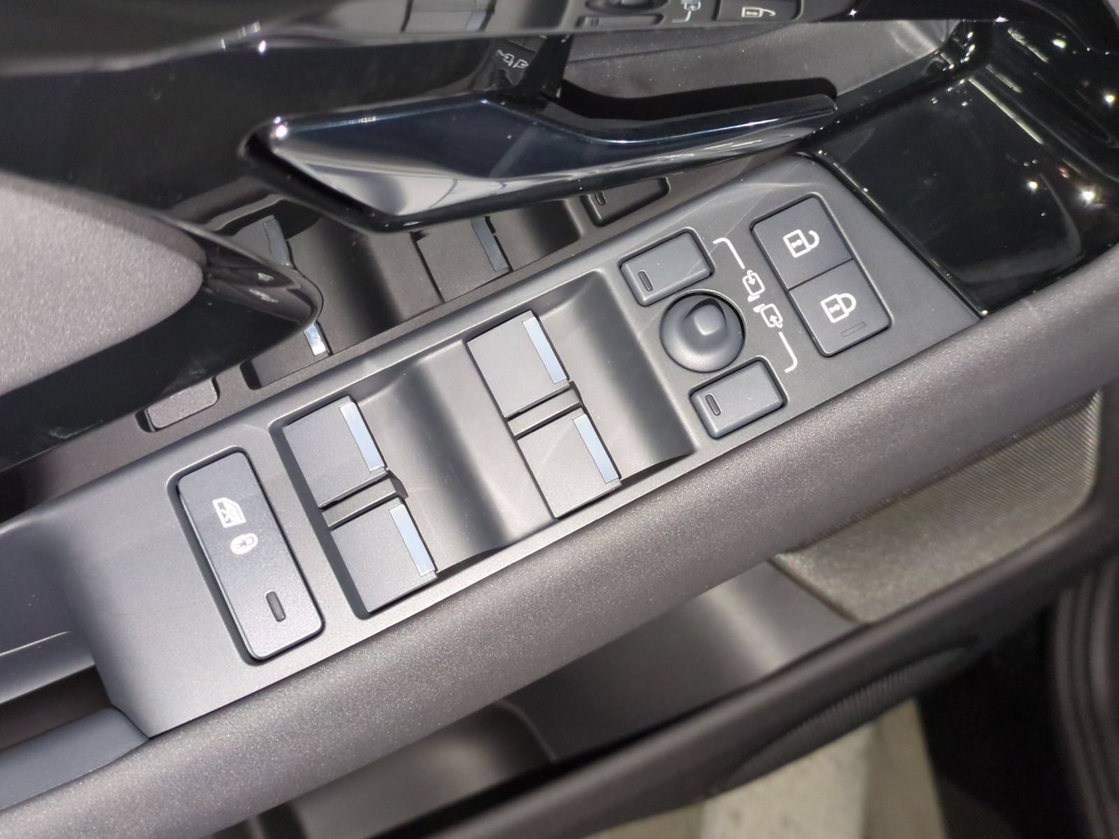 New 2026 Land Rover Range Rover Evoque S AWD/4WD image 12