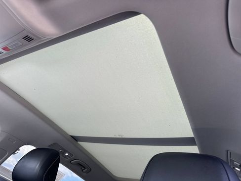 Used 2022 Volkswagen Tiguan SE w/ Panoramic Sunroof Package FWD image 20
