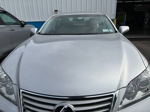 Used 2011 Lexus ES 350 w/ Preferred Accessory Package FWD image 3
