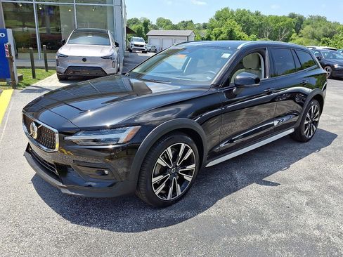 Certified 2023 Volvo V60 B5 Cross Country Ultimate AWD/4WD image 3
