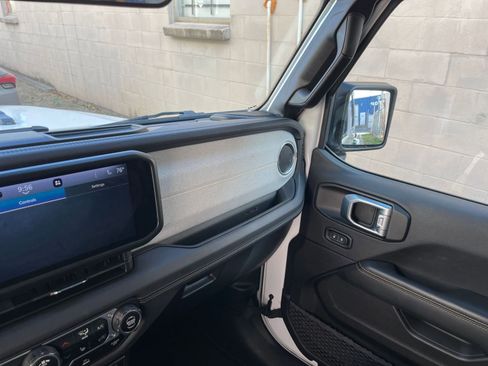 Used 2025 Jeep Wrangler Sahara image 34