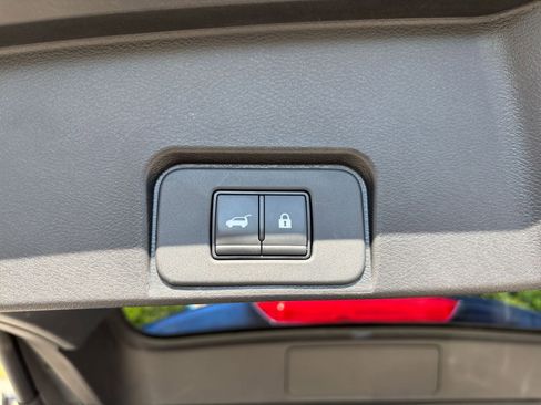 Used 2025 Nissan Rogue SV FWD image 24