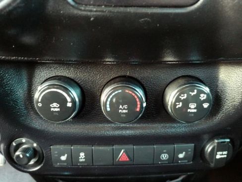 Used 2016 Jeep Wrangler Rubicon w/ Power Convenience Group image 27