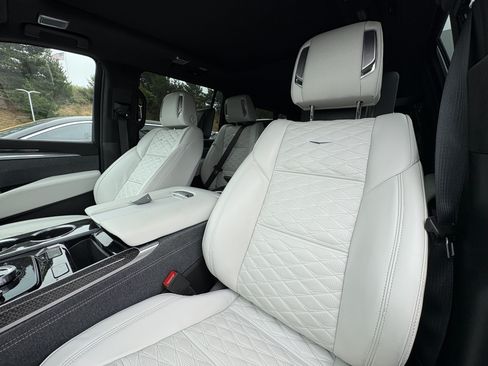 Certified 2025 Cadillac Escalade ESV V AWD/4WD image 9