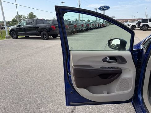 Used 2018 Chrysler Pacifica L FWD image 12