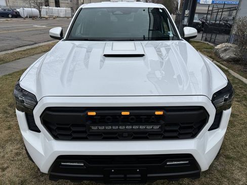 Used 2024 Toyota Tacoma TRD Sport AWD/4WD image 12