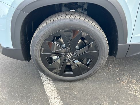 New 2026 Volkswagen Taos SE FWD image 25