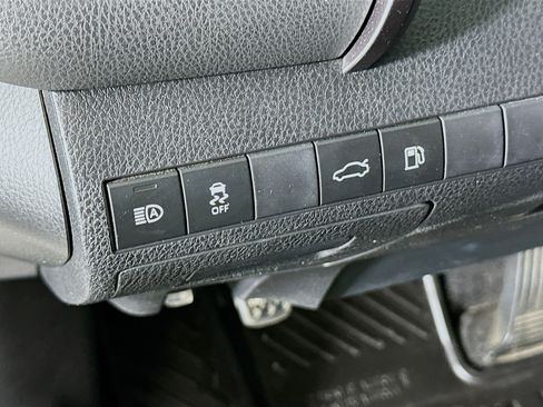 Used 2018 Toyota Camry SE image 16