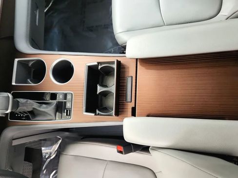 Used 2024 Toyota Sienna XLE image 34