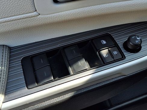 Used 2025 Toyota Sienna XLE image 20