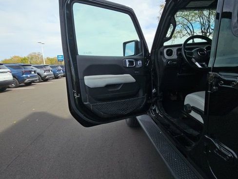 Used 2021 Jeep Gladiator Overland AWD/4WD image 13