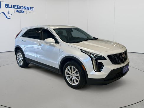 Used 2023 Cadillac XT4 Luxury w/ Cold Weather Package FWD image 3