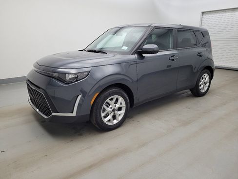 Used 2025 Kia Soul LX image 2
