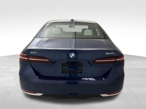 New 2024 BMW 530i xDrive w/ Convenience Package AWD/4WD image 8