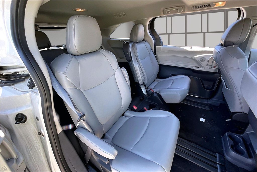 Used 2024 Toyota Sienna XLE FWD image 23