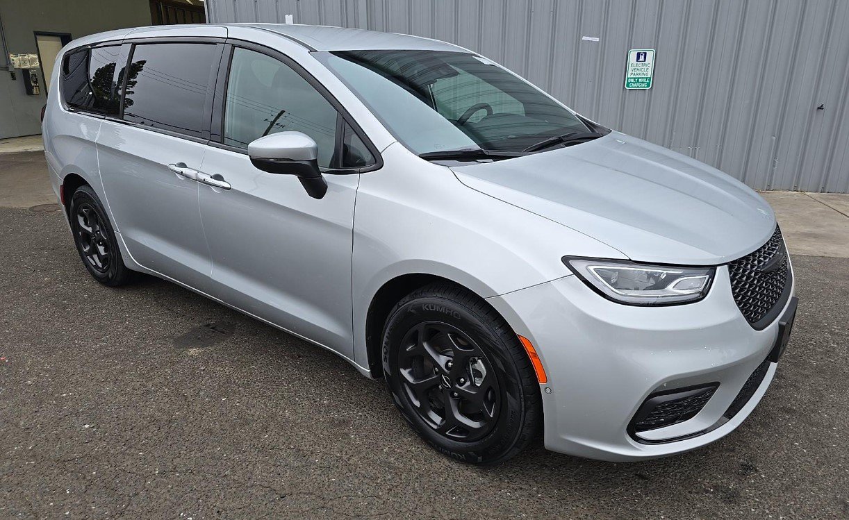 Used 2023 Chrysler Pacifica Touring-L w/ S Appearance Package FWD image 2