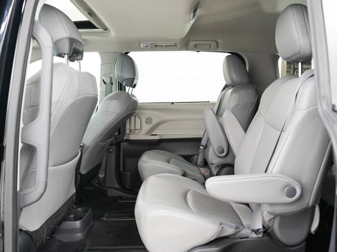 Used 2022 Toyota Sienna XLE AWD/4WD image 14