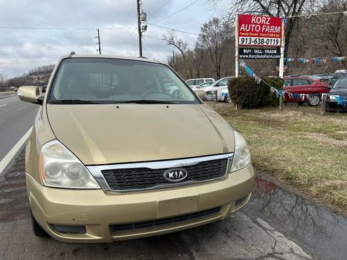 Used 2011 Kia Sedona LX image 8