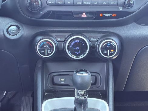 Used 2023 Hyundai Venue Limited FWD image 19
