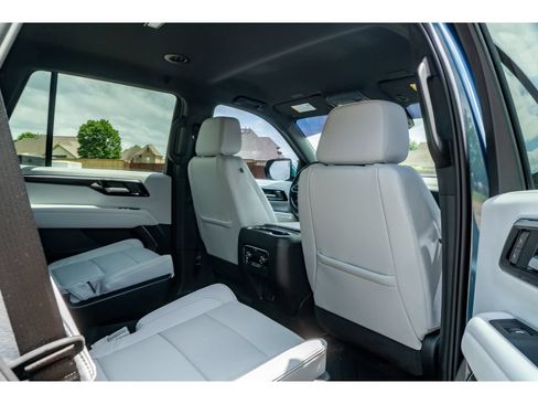 Used 2025 Chevrolet Tahoe Premier AWD/4WD image 16