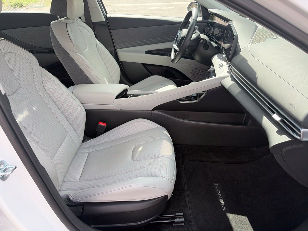 Certified 2025 Hyundai Elantra Limited FWD image 19