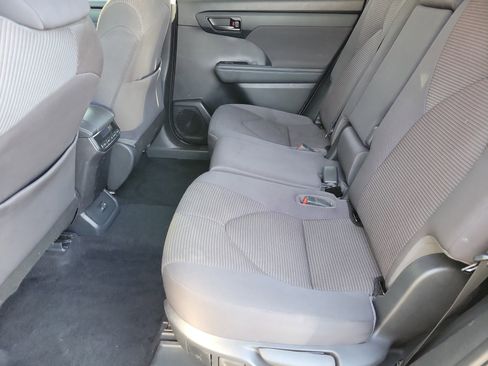 Used 2022 Toyota Highlander LE image 8
