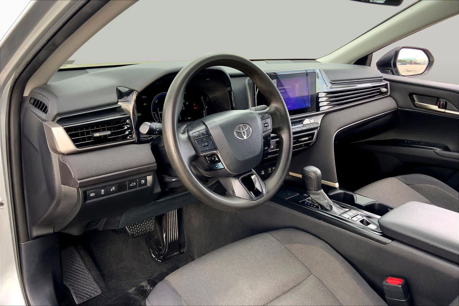 Used 2025 Toyota Camry LE FWD image 17