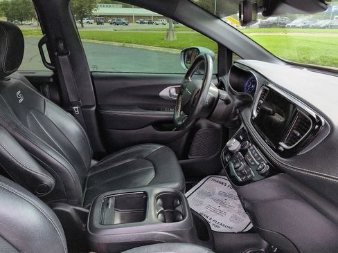 Used 2021 Chrysler Pacifica Touring-L w/ Premium & Safety Sphere Group image 10