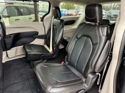 Used 2024 Chrysler Pacifica Touring-L image 16