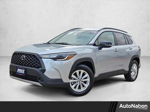 Used 2025 Toyota Corolla Cross LE image 1