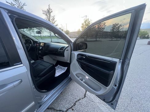 Used 2014 Chrysler Town & Country Touring image 10