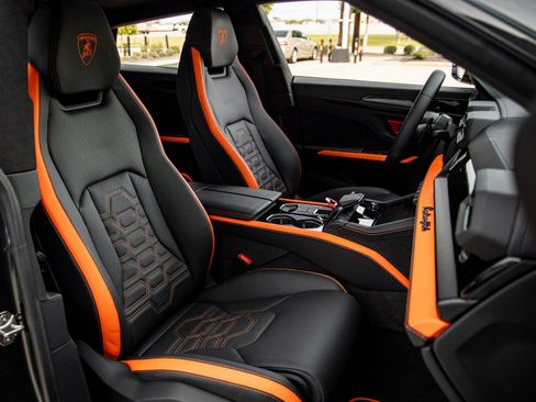 Used 2025 Lamborghini Urus SE image 45