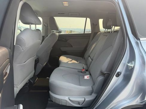 Used 2023 Toyota Highlander LE AWD/4WD image 11