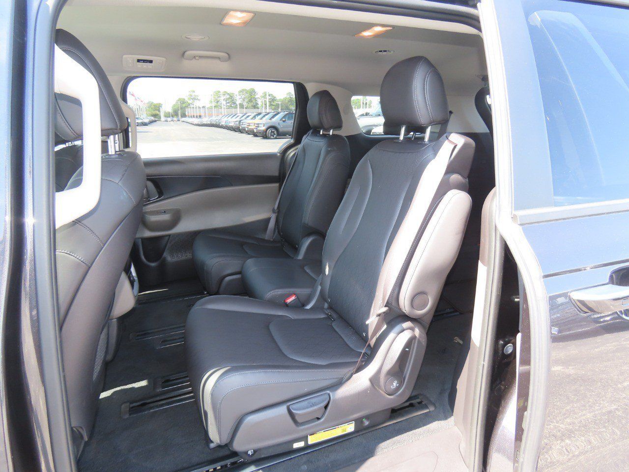 Used 2025 Kia Carnival FWD image 19