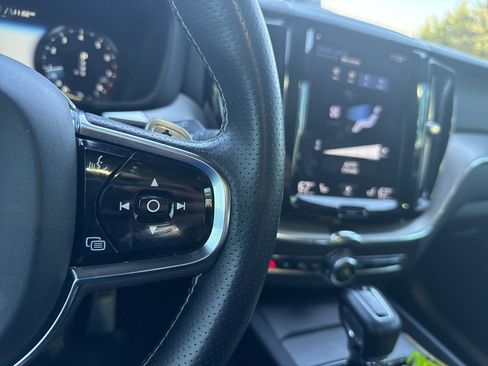 Used 2019 Volvo XC60 T5 R-Design image 24