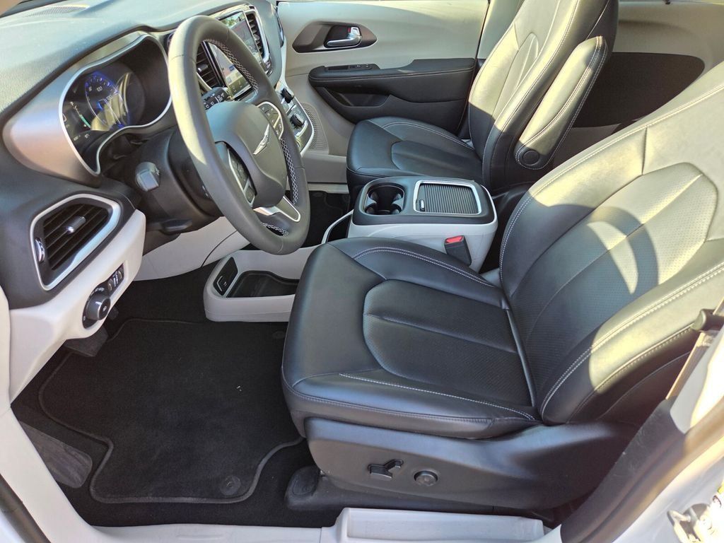 Used 2024 Chrysler Pacifica Touring-L FWD image 13
