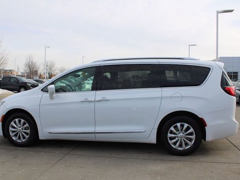 Used 2019 Chrysler Pacifica Touring-L image 4